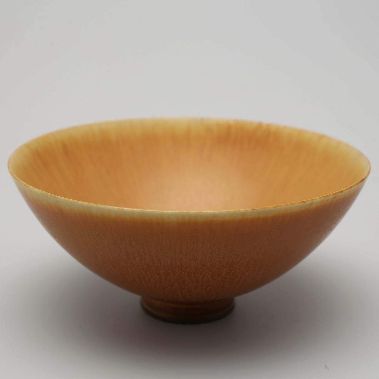 BERNDT FRIBERG. Skål på fot, stengods, gulbrun glasyr.