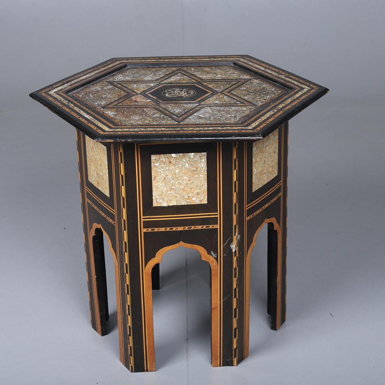 BORD, MORISK STIL, 1900-TAL.