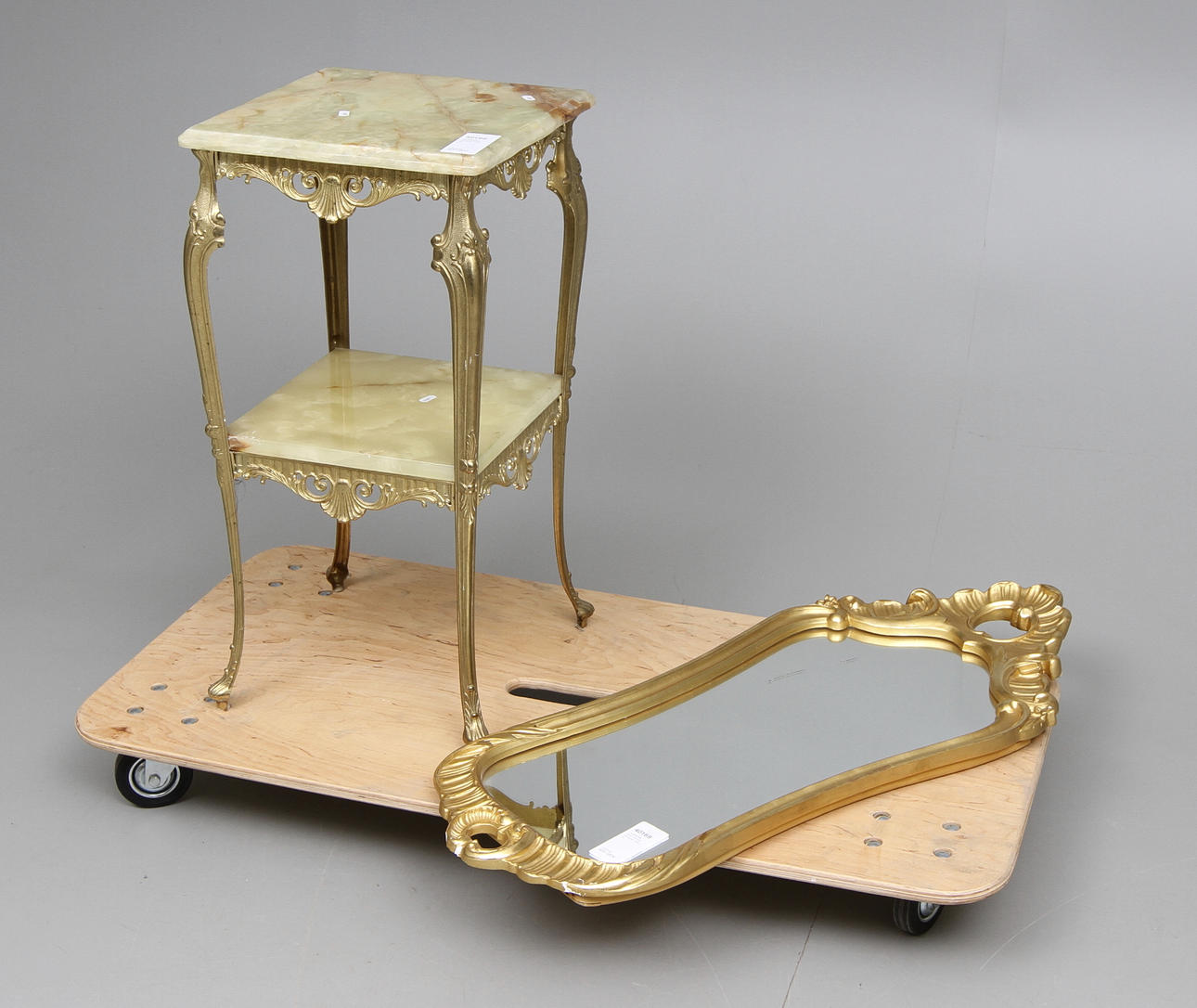 LAMPBORD SAMT SPEGEL, rokokostil, 1900-tal.