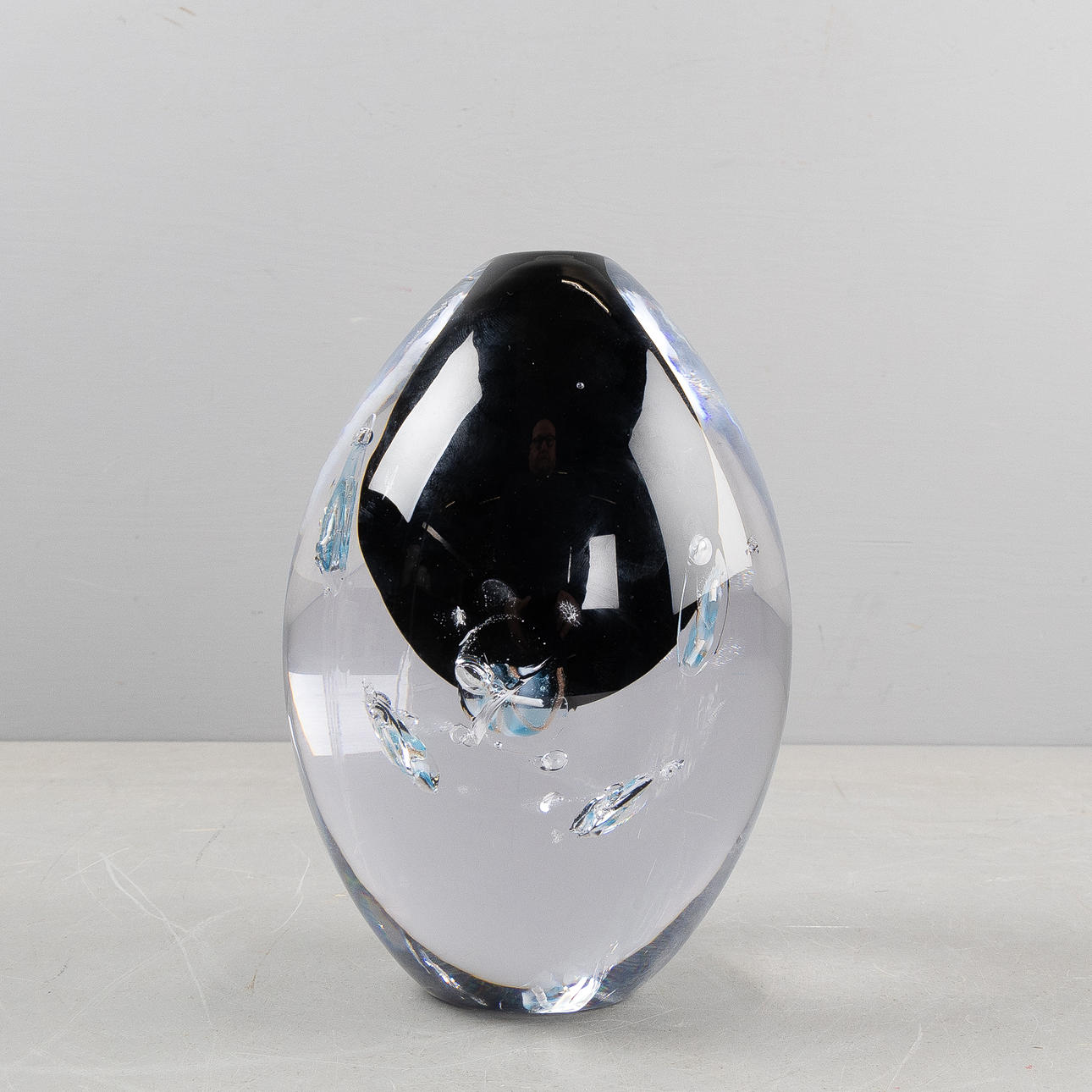 OIDENTIFIERAD KONSTNÄR. Vase, glass, black underframe with bubbles.