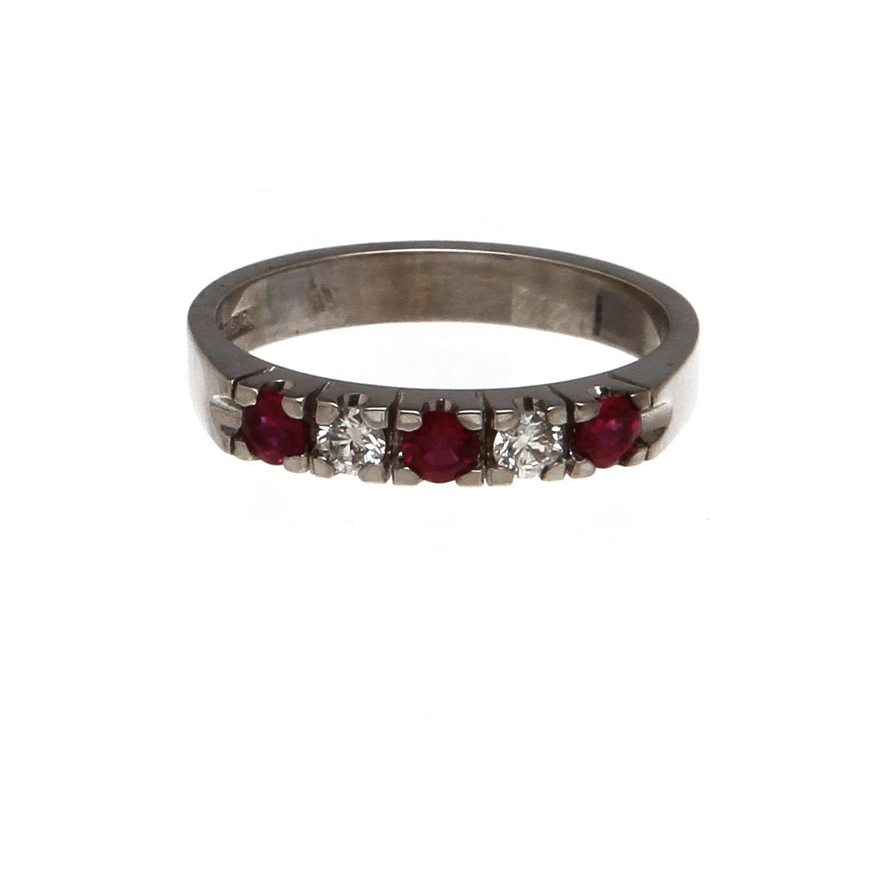 RING, 18K vitguld med rubiner, ca 0,45 ct samt diamanter, totalt ca 0,20 ct. Vikt 4,9 g.