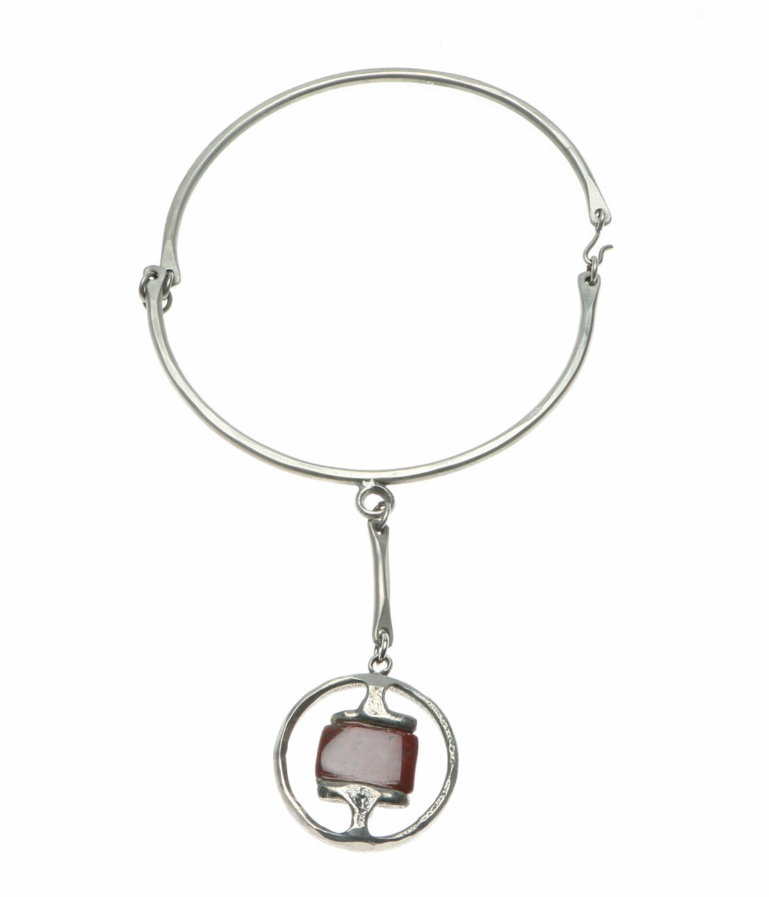 HALSSMYCKE, tenn och sten, förmodligen Turun Hopea. 1960-tal.