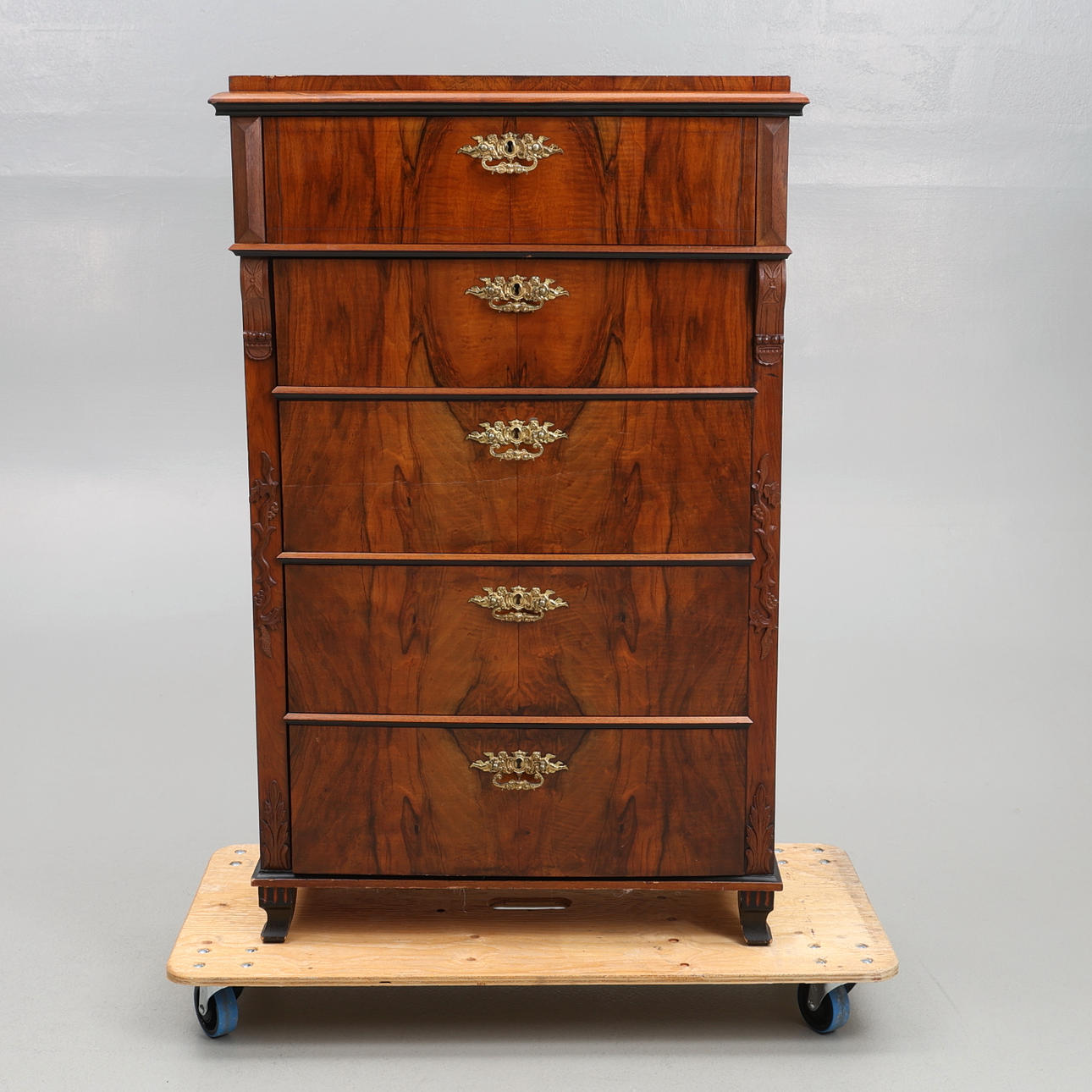 Kommode. Valnød, 20. århundrede.