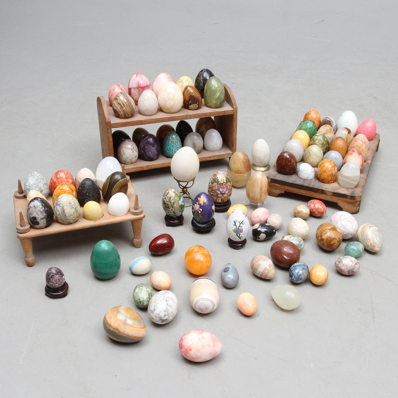 PRYDNADSÄGG, ca 90 st bland annat emalj, sten och alabaster samt ÄGGSTÄLL, 3 st trä.