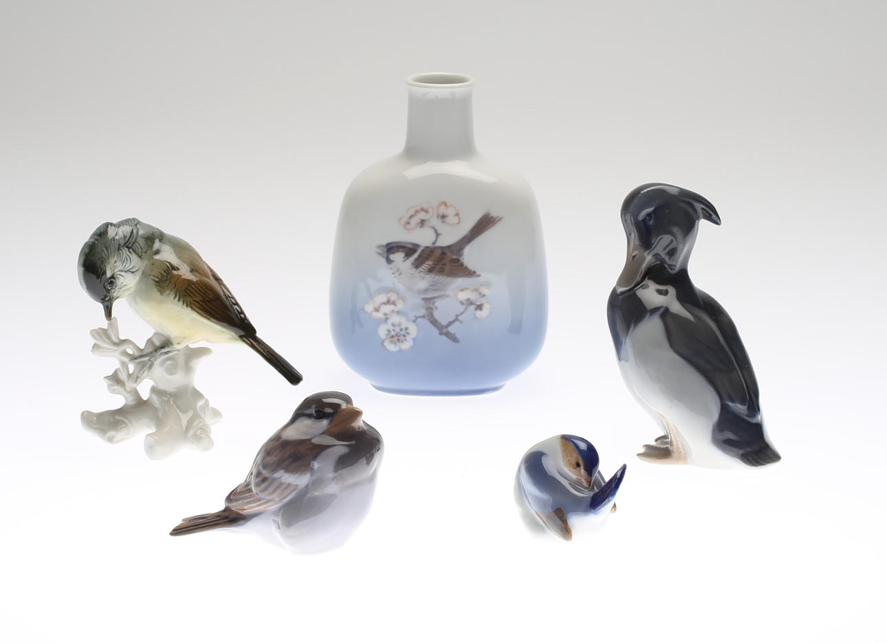 VAS samt FIGURINER, 5 delar, porslin, Royal Copenhagen, Danmark.