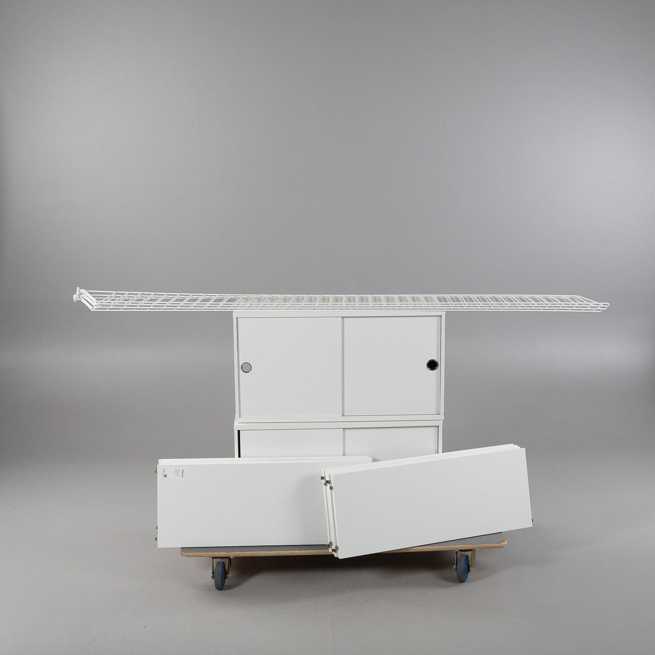 KAJSA & NILS STRINNING. Stringhylla, vit, samtida.