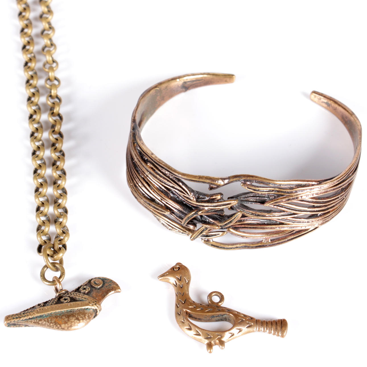 ARMBAND, hängsmycke samt hänge, brons, Finland, 1900-tal.