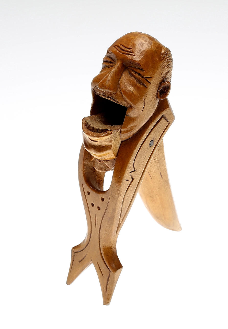 NÖTKNÄCKARE, rot, signerad EN.