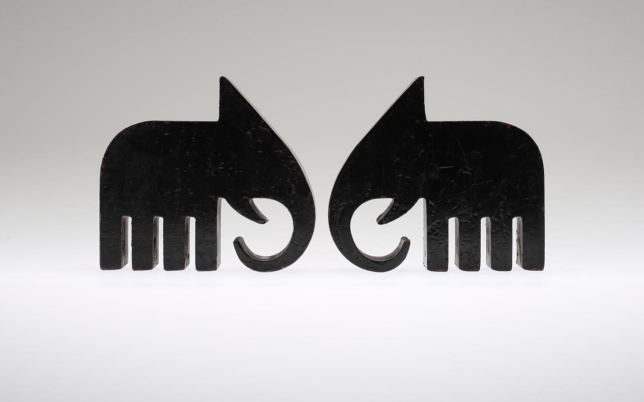 BOKSTÖD, gjutjärn, föreställande elefant, 1900-talets andra del.