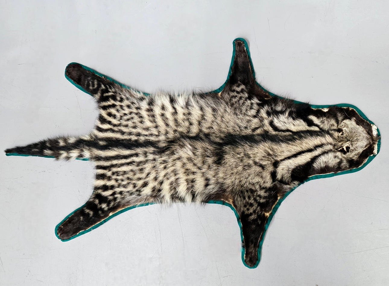 NACHTTEPPICH MIT TIERMOTIV IN SOVAQUI.