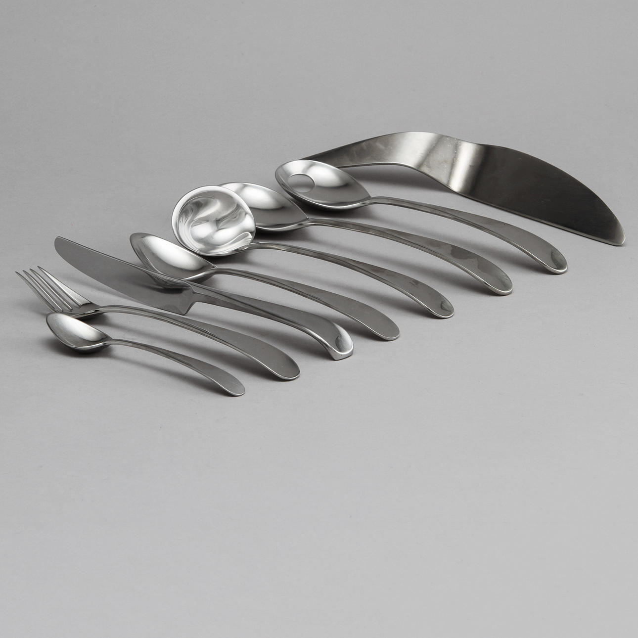 BESTICKUPPSÄTTNING "VIVIANNA" GLANSIG, 34 delar, rostfritt stål. Vivianna Torun Bülow Hübe för Georg Jensen, Danmark. TÅRTSPADE, rostfritt stål, Arne Jacobsen för Georg Jensen, Danmark.