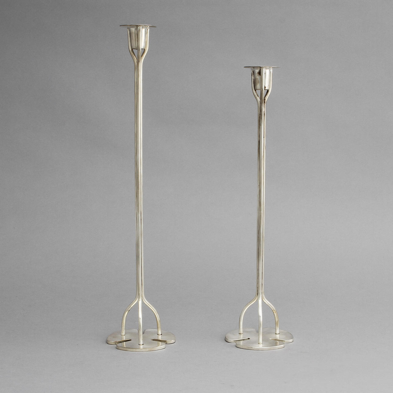 LJUSSTAKAR "KLÖVER", 2 st, försilvrade. Josef Frank för Firma Svenskt Tenn, Stockholm.