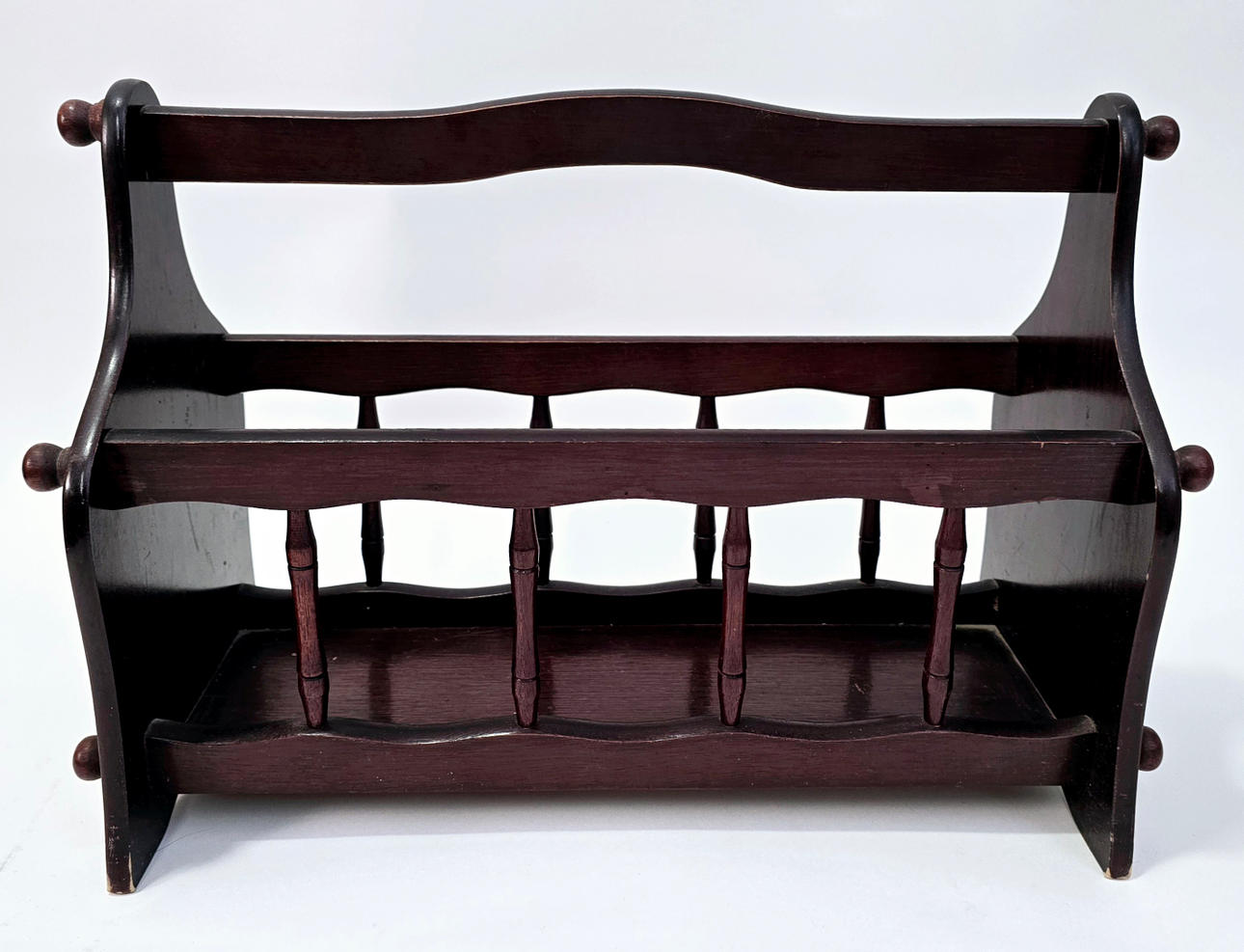 TIDNINGSSTÄLL I EBONISERAT TRÄ.