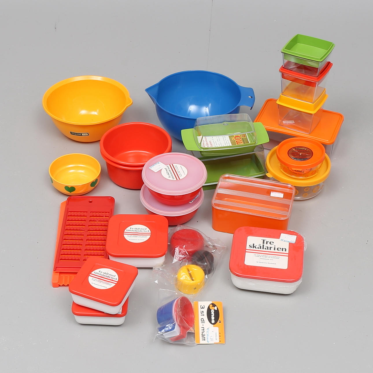 KÖKSBURKAR, SKÅLAR m.m, plast, nya, "Jonas" design Per Bjelving, Perstorp, Hammarplast m.m 1970-tal.