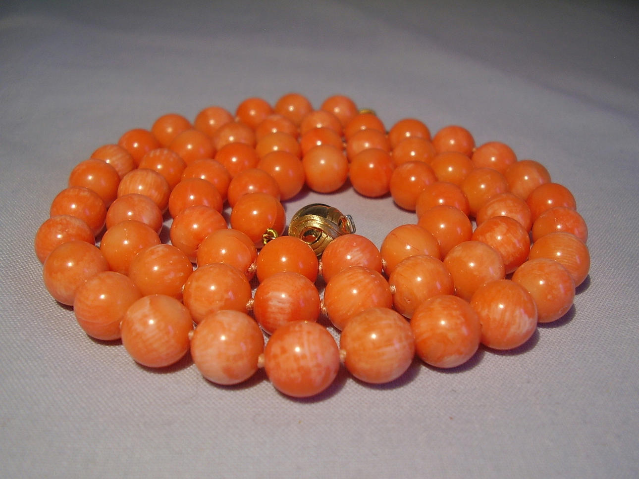 KORALL HALSBAND 585 gult guld korall 9-9,5 mm diameter.