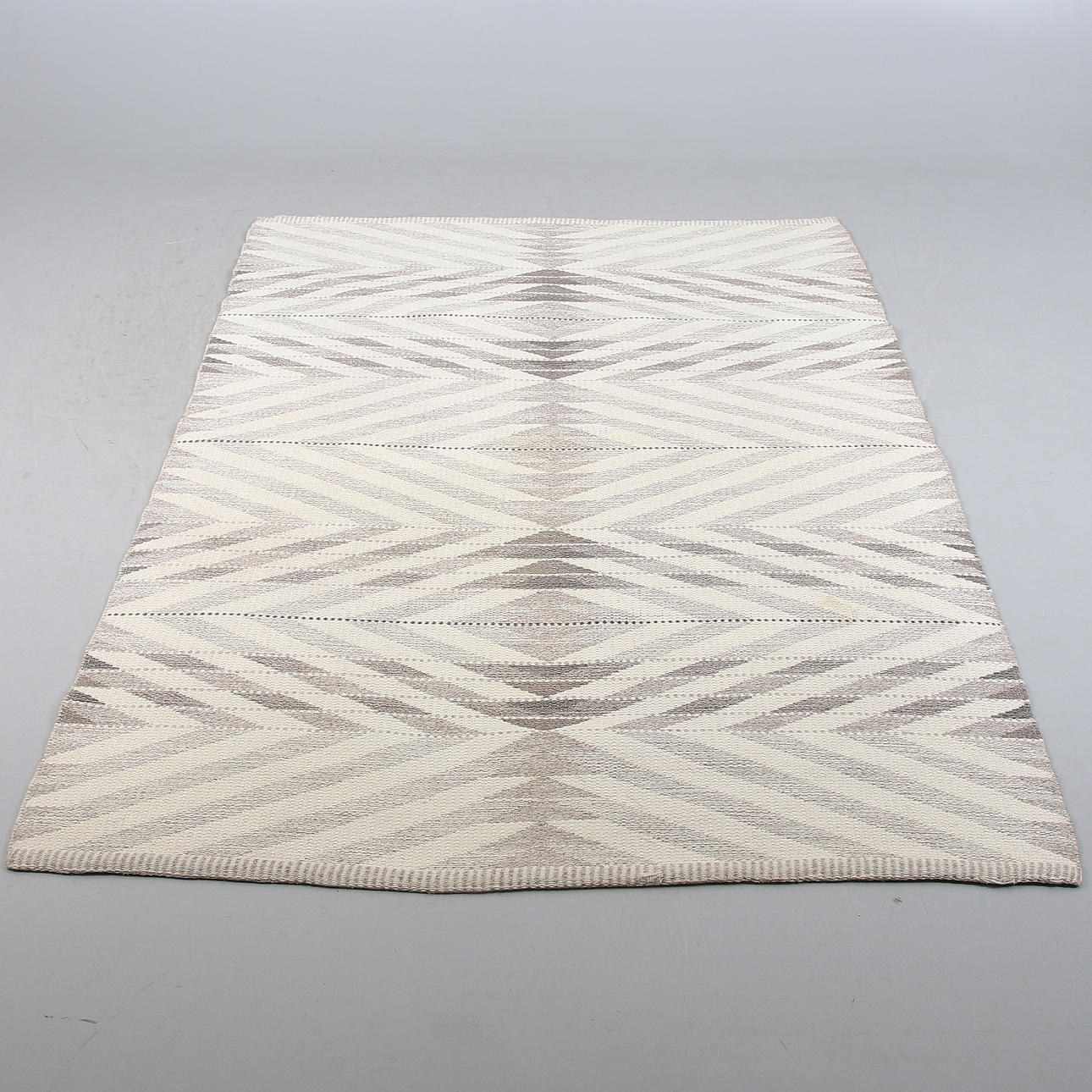 MATTA, Kasthall, dubbelvävd, troligen Ingrid Dessau. 200 x 138 cm.