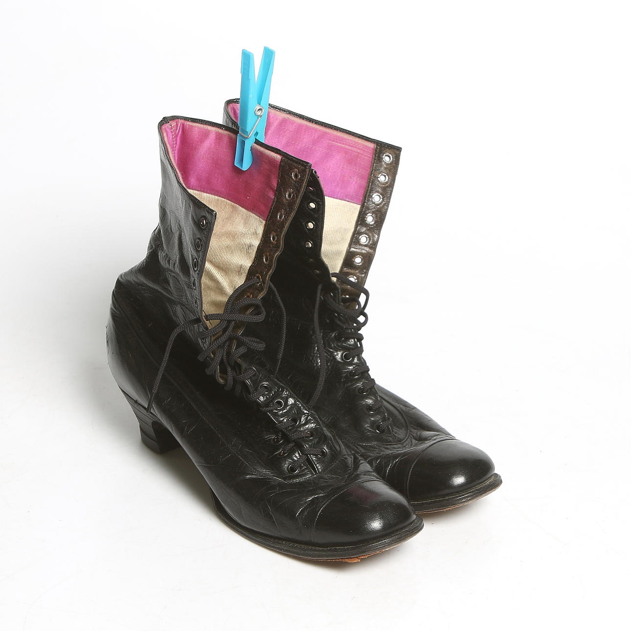 MORMORSKÄNGOR, ett par, skinn, Sekelskiftet 18/1900. Strl. 38.