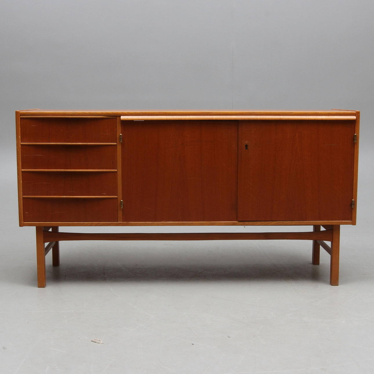 SIDEBOARD, 1900-talets mitt.