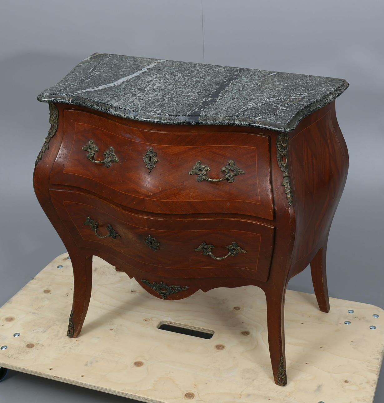 BYRÅ MED STENSKIVA, olika träslag, 2 lådor, 1900-talets mitt.