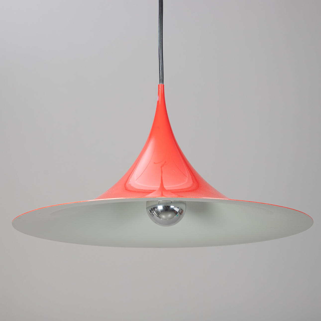 CLAUS BONDERUP & TORSTEN THORUP. Gubi. 'Semi' Pendelleuchte, rot.