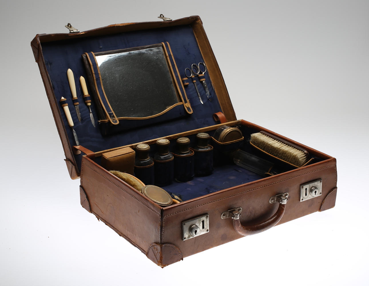 RESENECESSÄR. Omkring 1900-talets mitt.