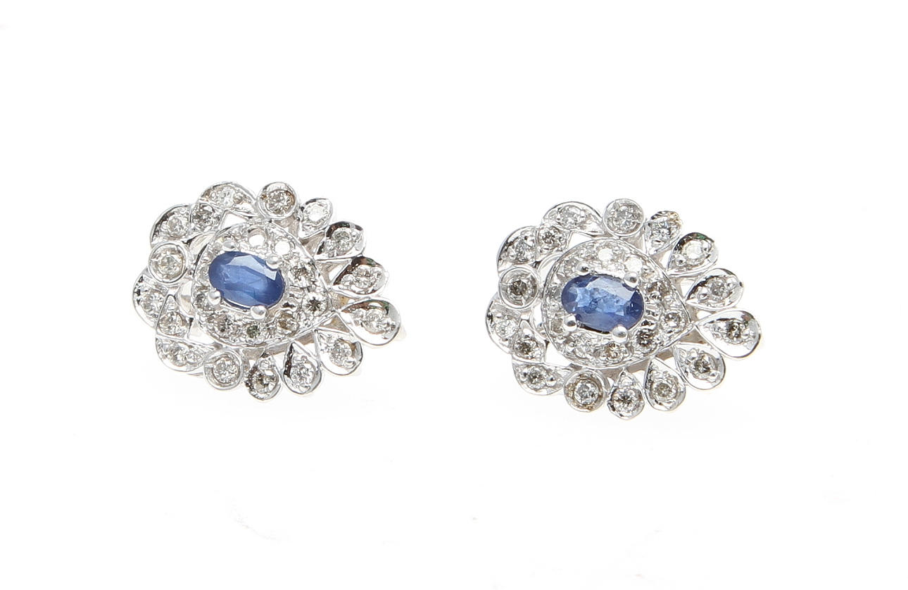 ÖRHÄNGEN. 1 par 18k vitguld med diamanter 0,52 ct och safir, ca 5 gram.