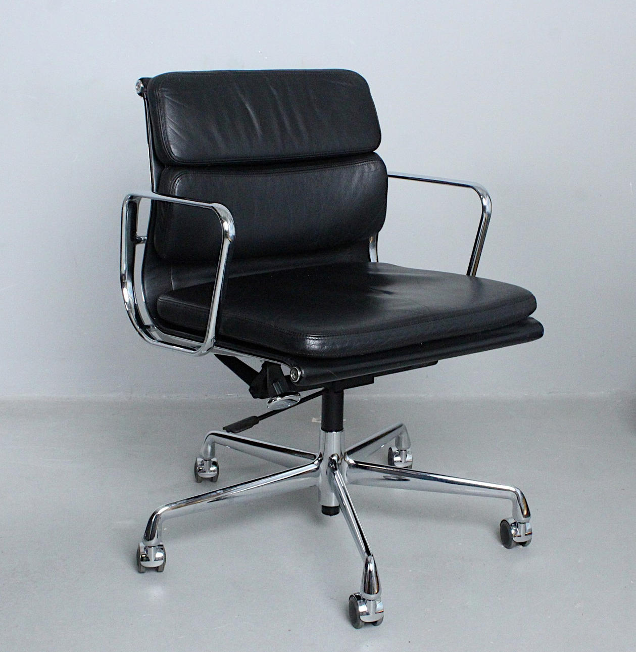 CHARLES & RAY EAMES. Vitra. 'EA 217' kontorsstol, softpad, läder, formgiven 1969.