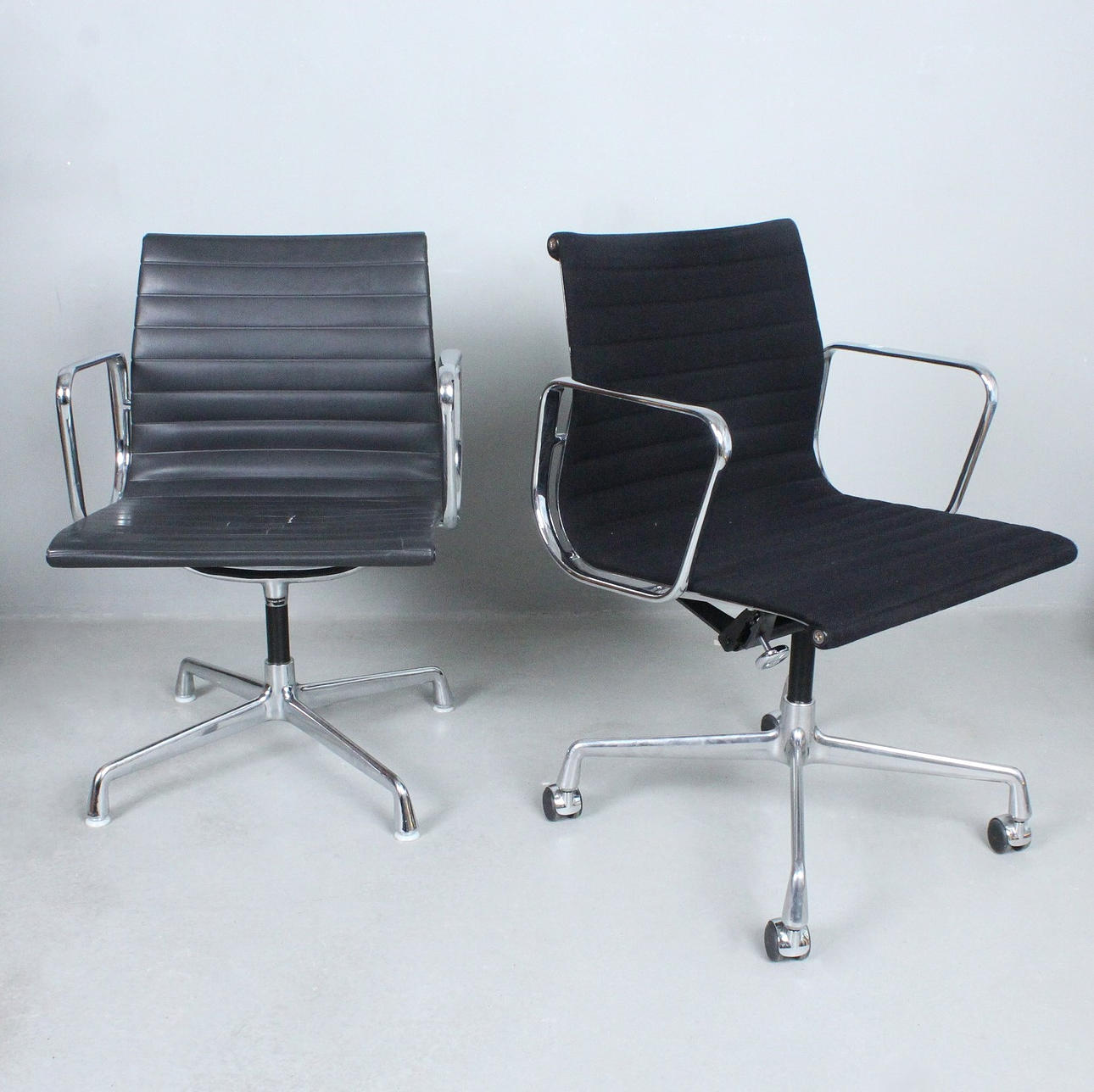 CHARLES & RAY EAMES. Vitra/Hermann Miller, two chairs/Office chairs, model 'EA 107', Hopsak/Vinyl.