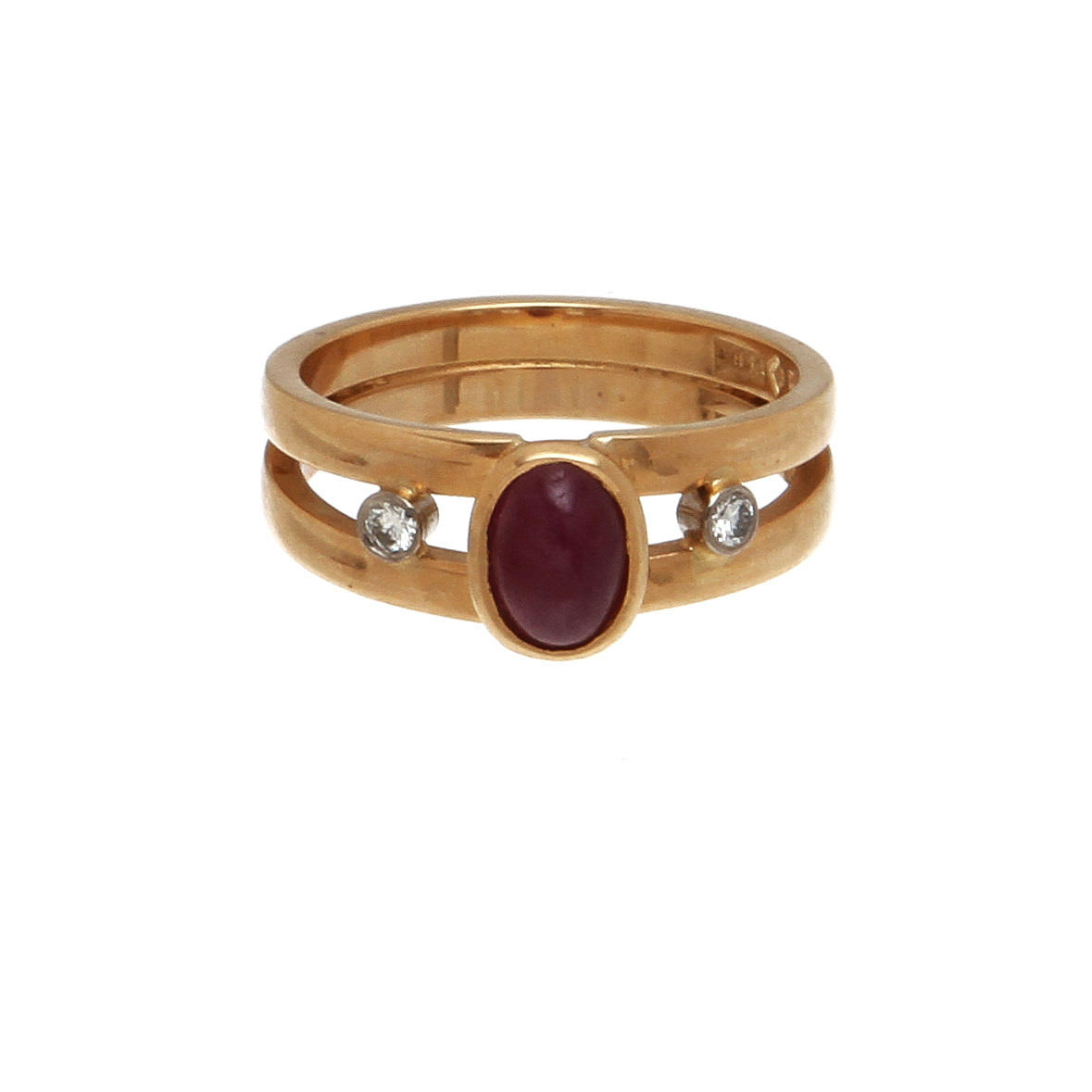 RING, 18K rödguld med rubin samt diamanter, totalt ca 0,06 ct. Vikt 5,8 g.