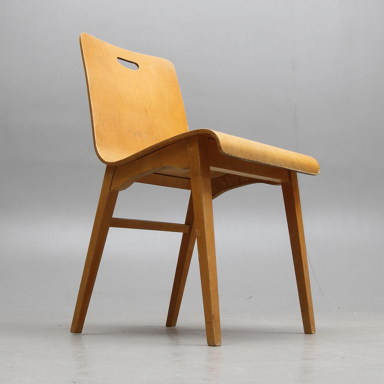 STOL, formpressad rygg och sits, 1900-talets första hälft.