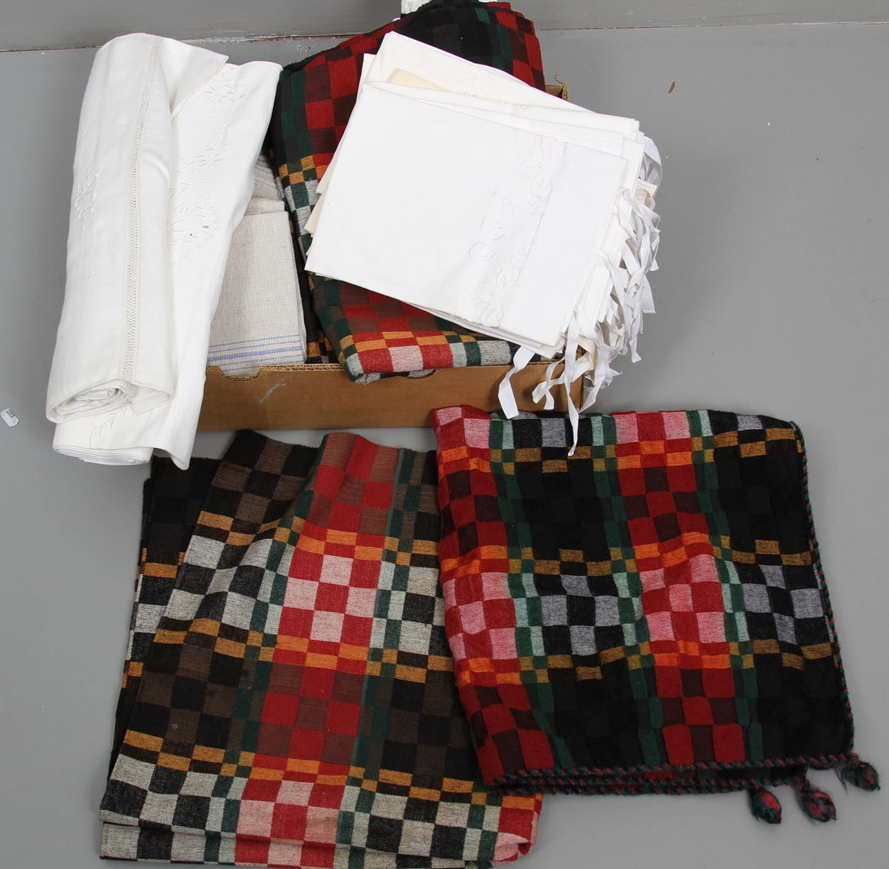 TEXTILIER, 27 delar bl.a. östgötadräll, 1900-tal.