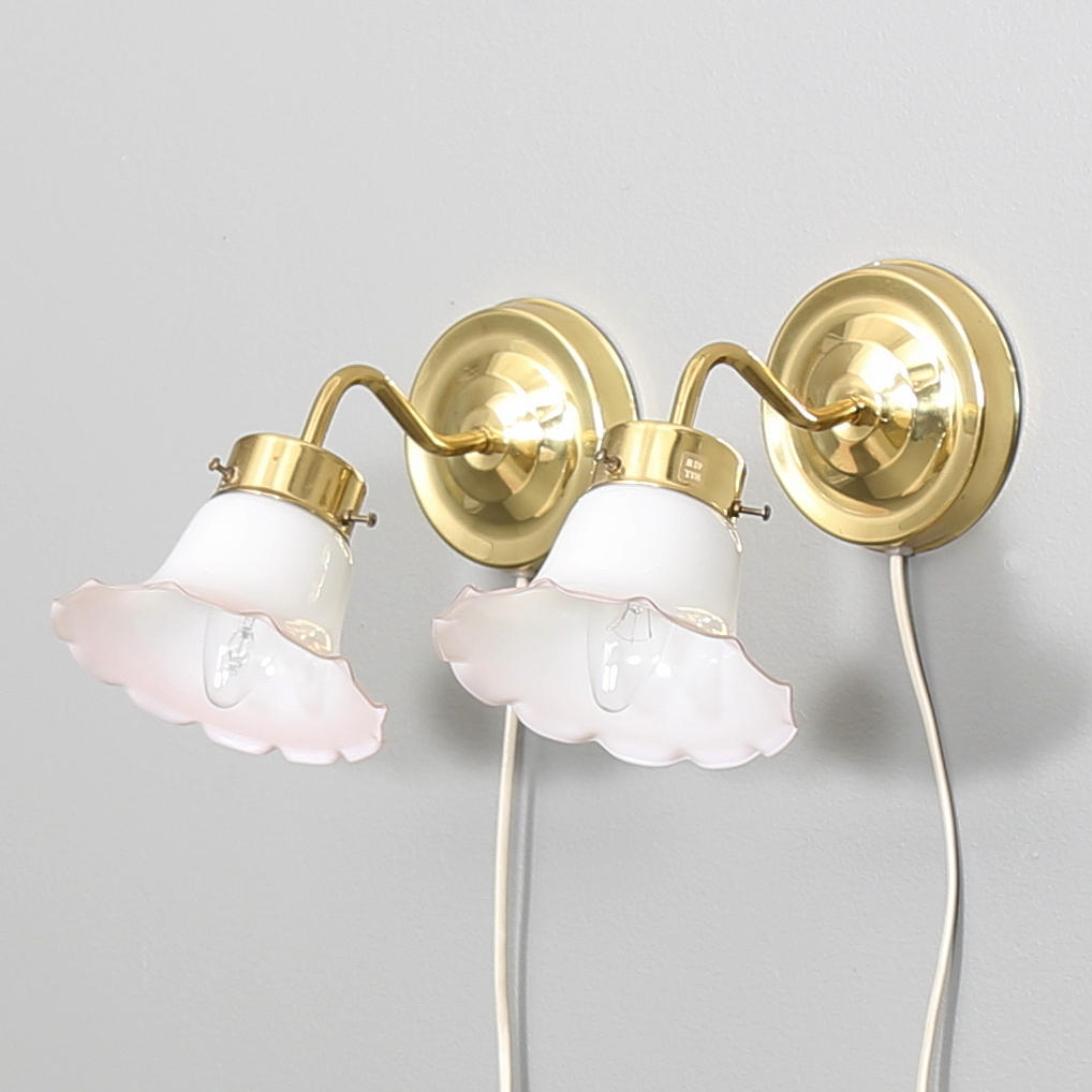 VÄGGLAMPOR i gulmetall och glas, ett par, Abo, Danmark, 1900-tal.