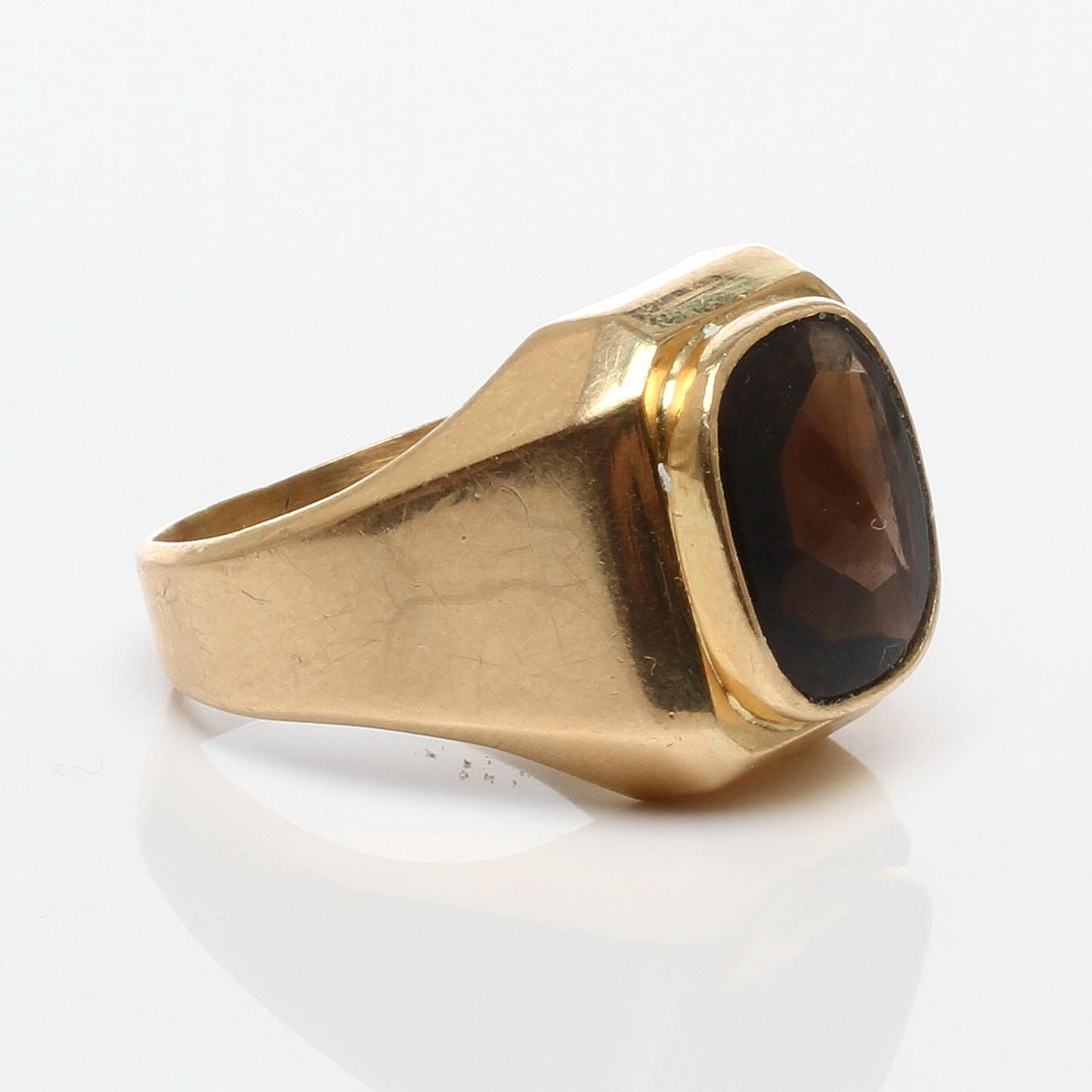 RING, 18k guld med brun sten, Bengt Hallberg Gusvarufirma, Köping, 1900-talets andra hälft.
