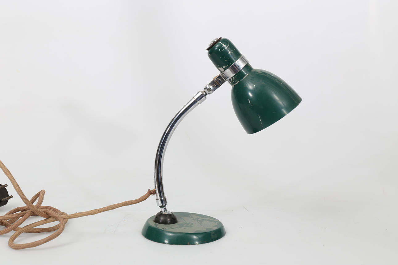 BORDSLAMPA, metall, delvis grönlackerad, 1900-talets första hälft.