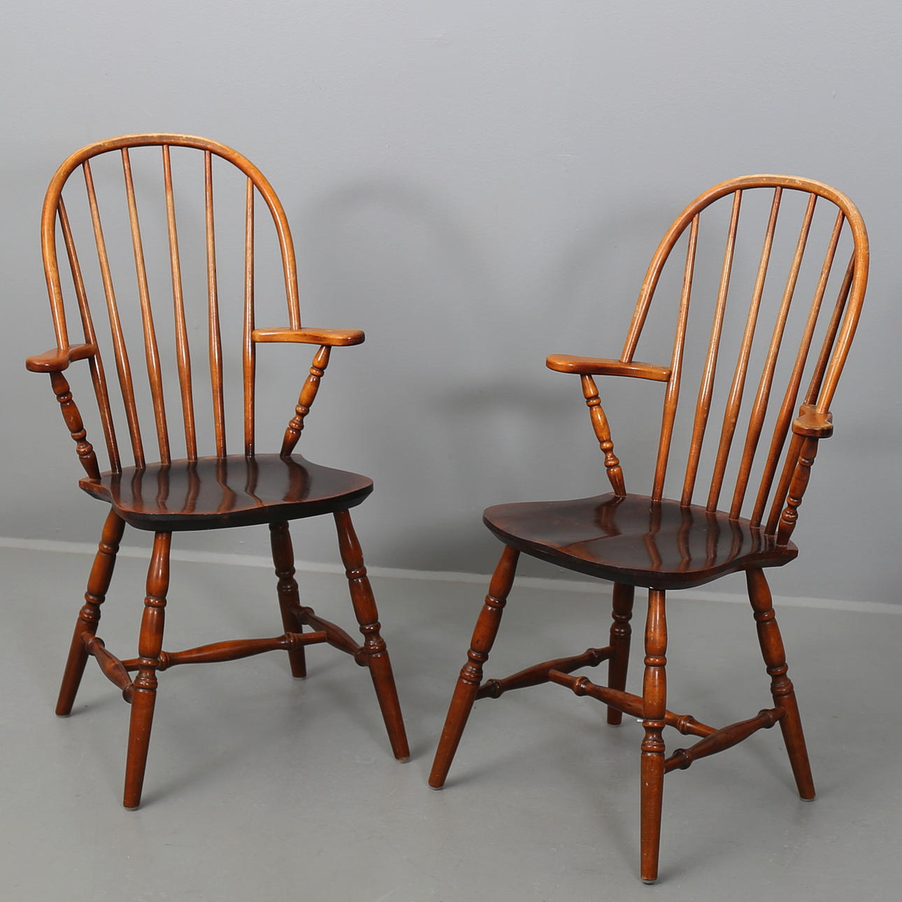 KARMSTOLAR i trä, ett par, "Windsdor"-modell, Nesto X9.