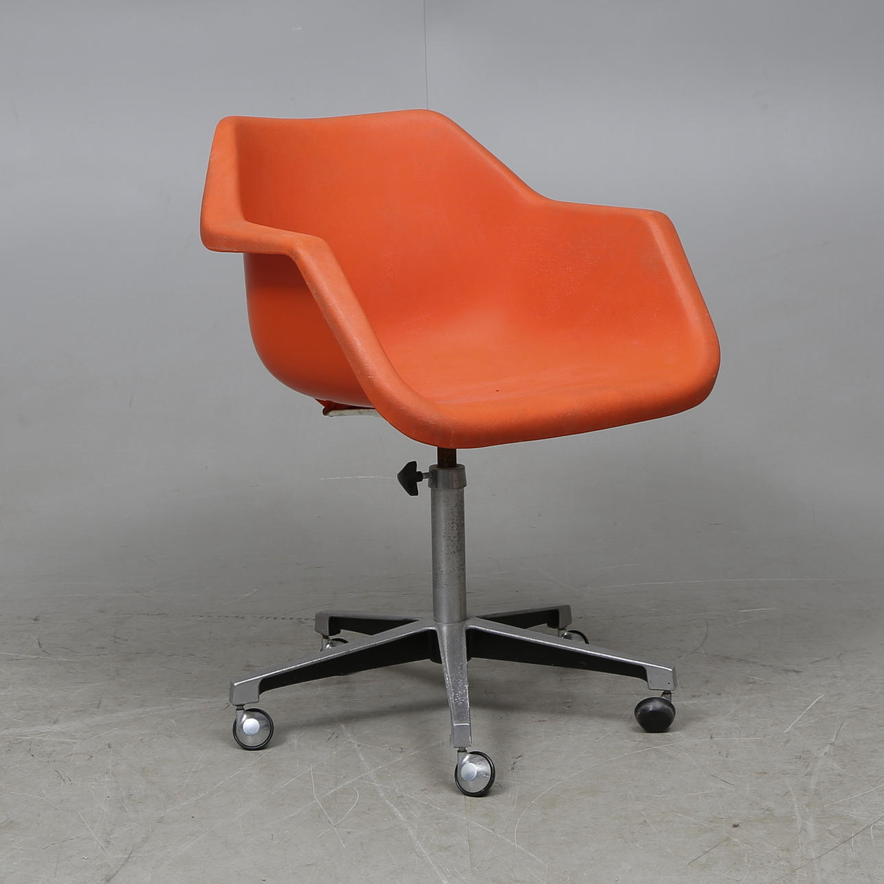 SKRIVBORDSSTOL, kromad metall och formpressad plast.