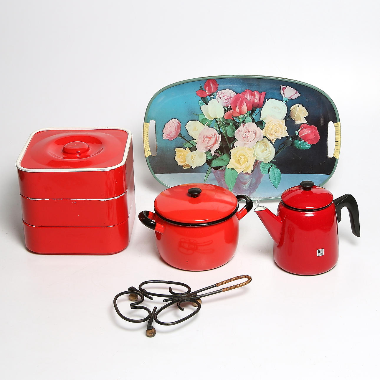 KAFFEPANNA, GRYTA, KAKBURK och BRICKA, 4 delar, emaljerad metall, bl.a. Kockums, 1900-talets mitt.