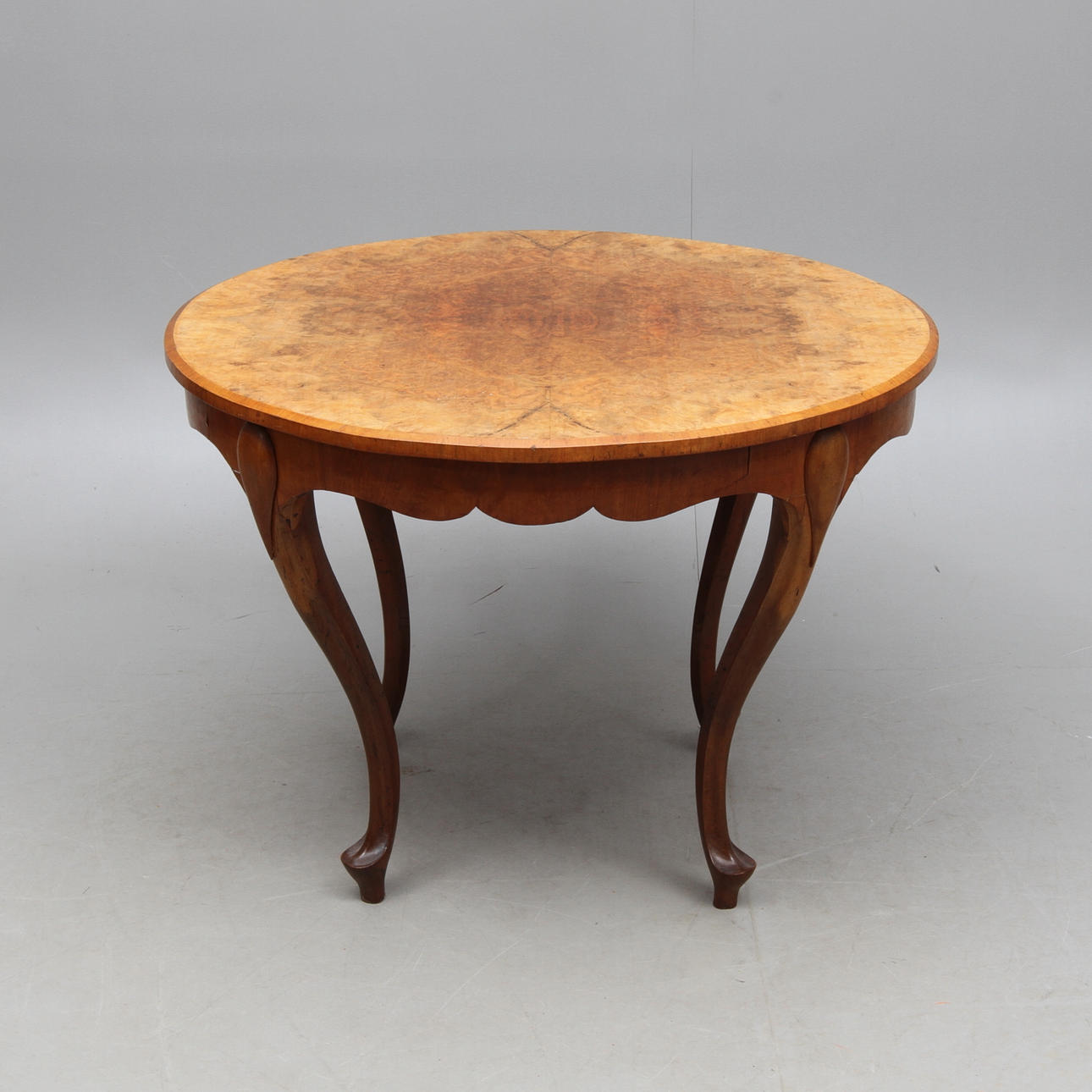 SALONGSBORD, nyrokoko, skiva i rotfaner, 1800-talets slut.