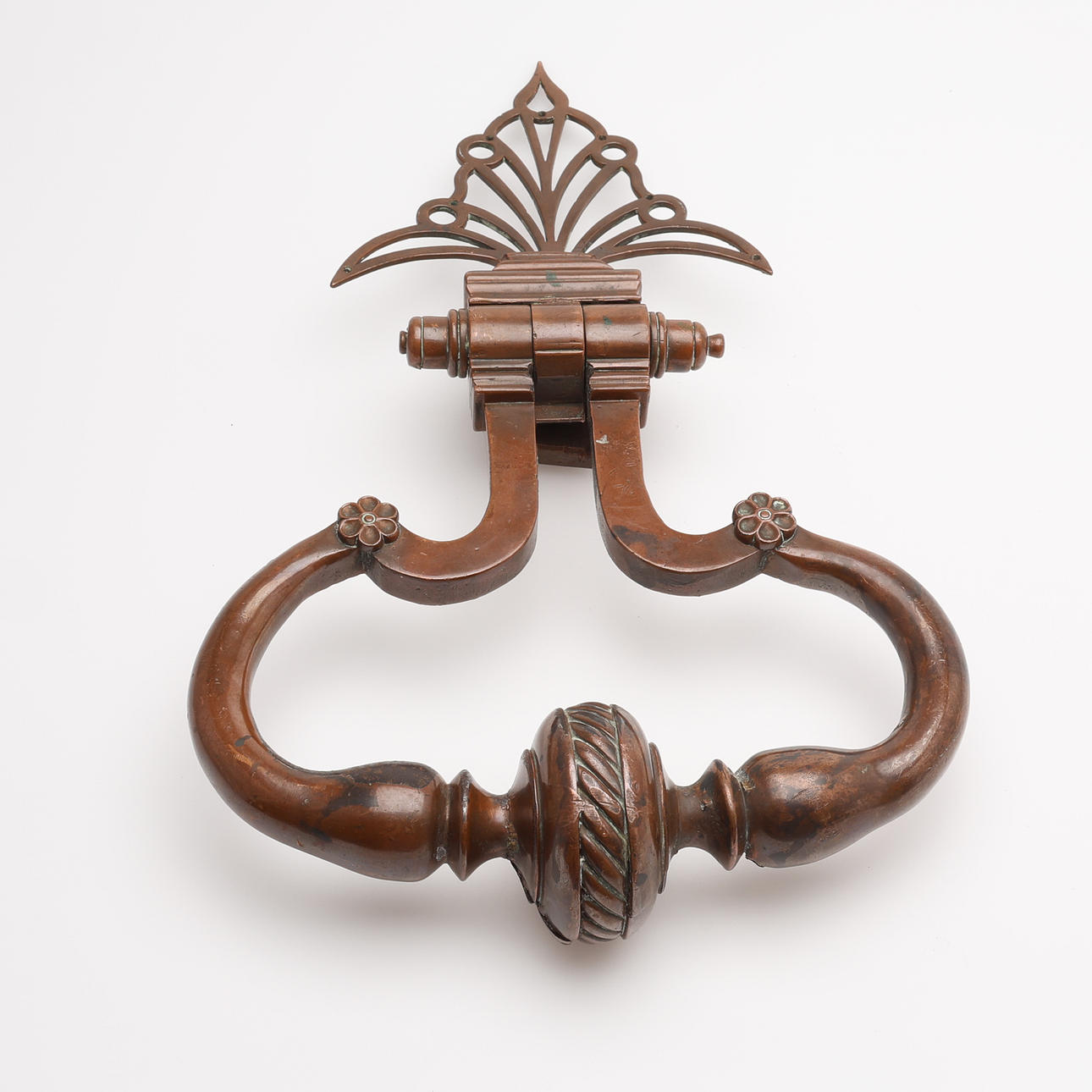 DOOR KNOCKER, BRASS, CIRCA 1800.
