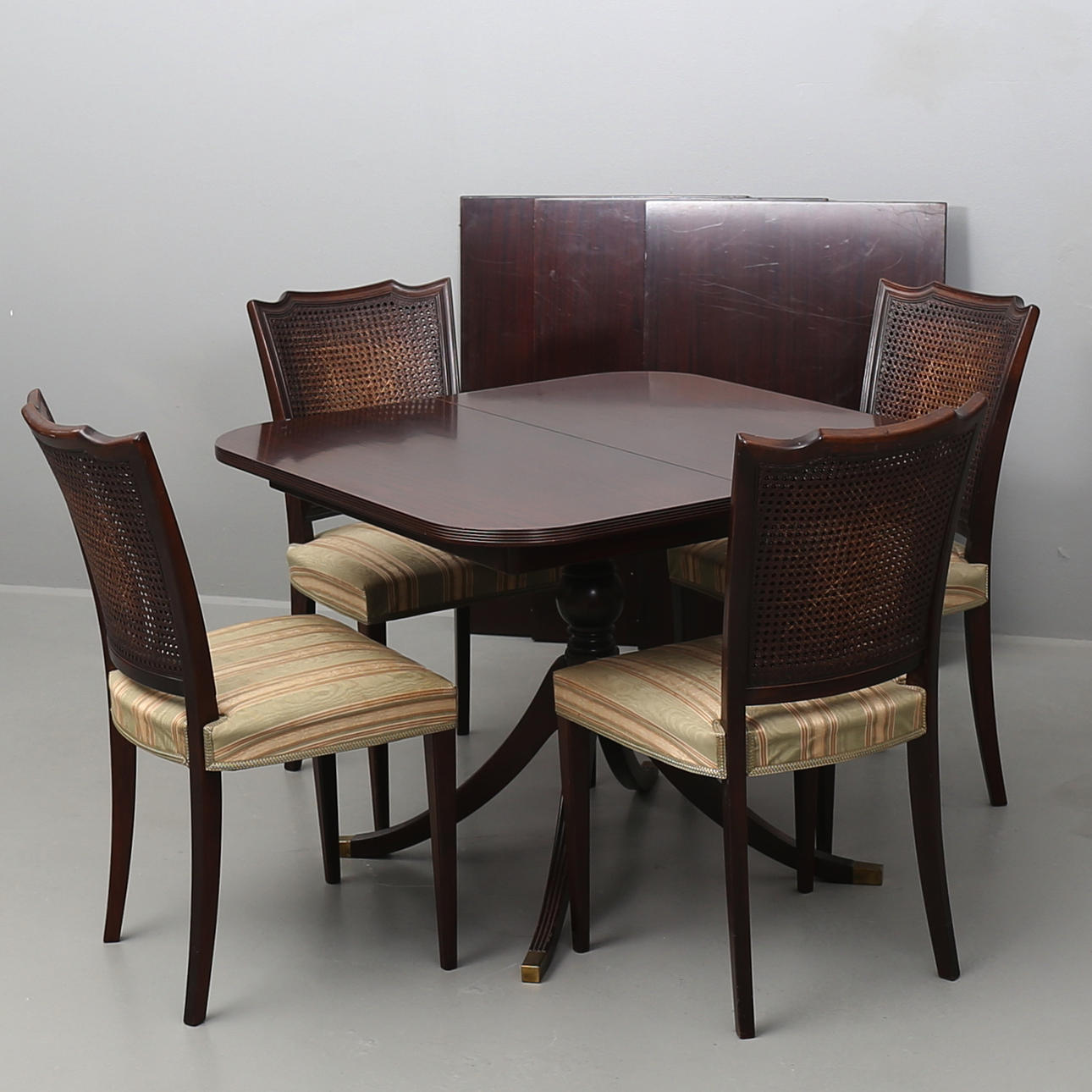 MATSALSMÖBEL, 8 delar. Engelsk stil. Gärsnäs 1900-talets slut.