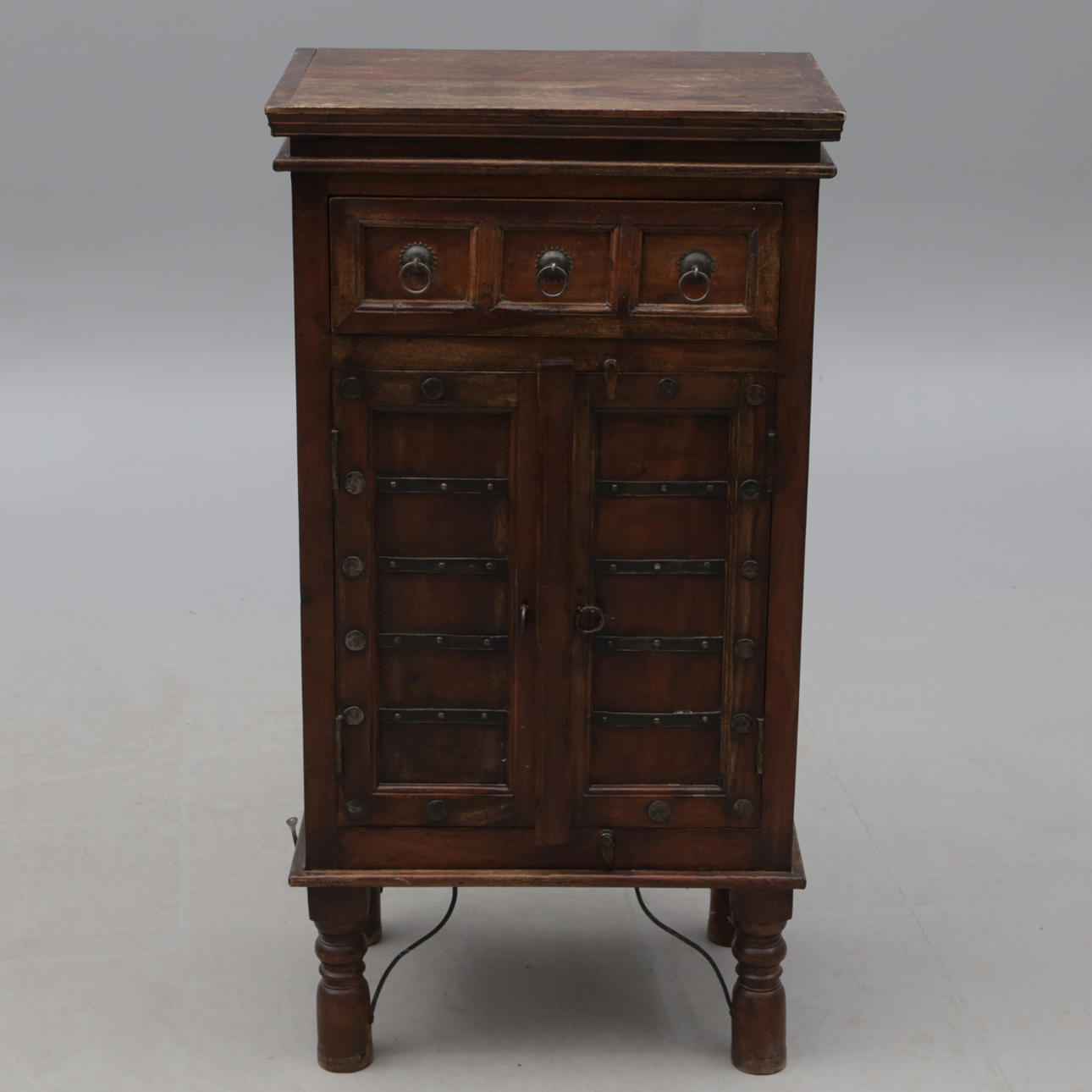 KABINETTI, mahdollisesti Intia.