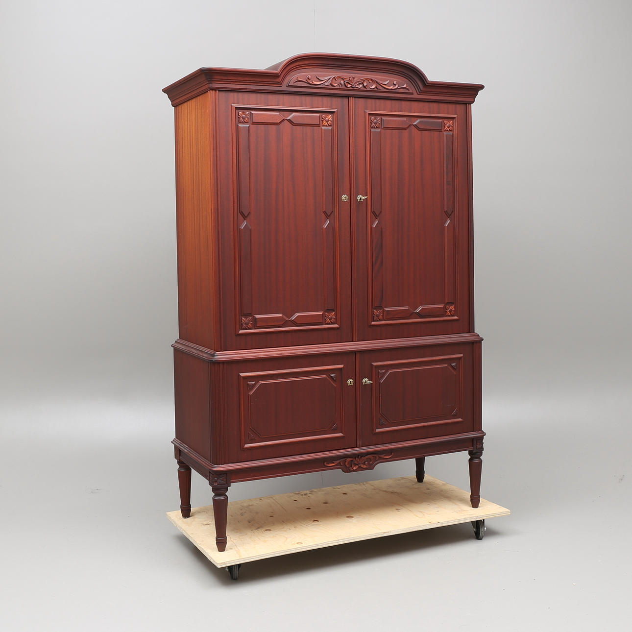 MATSALSSKÅP, gustaviansk stil, 1900-talets andra hälft.