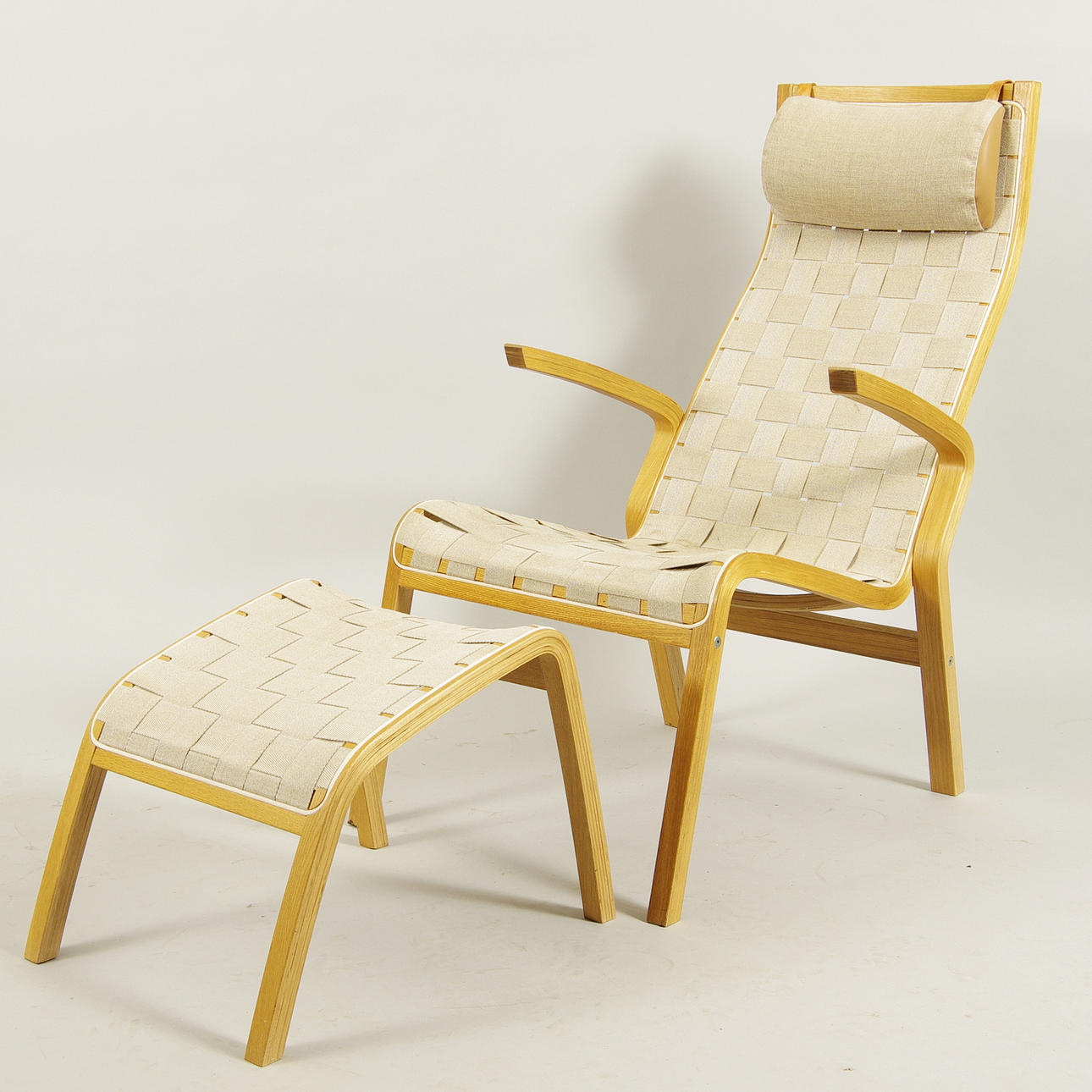 FÅTÖLJ MED FOTPALL, ek med sadelhjord.