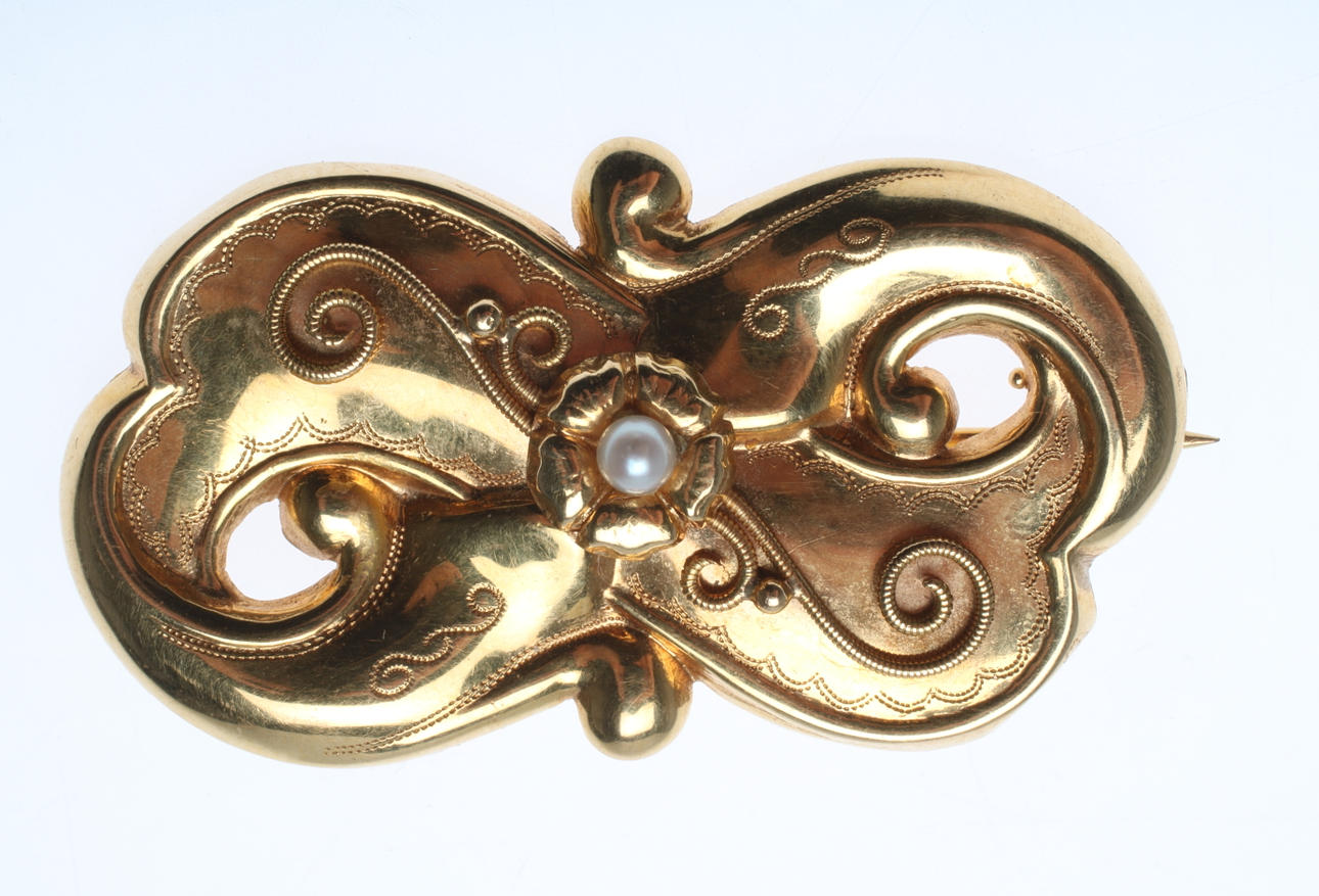 BROSCH, guld, 18 K,med pärla, vikt 6,1 gram.