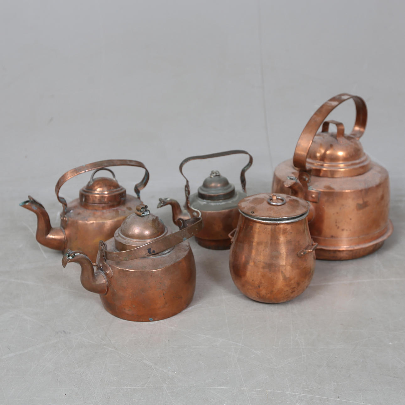 Conjunto de cinco objetos de cobre, del siglo XIX.