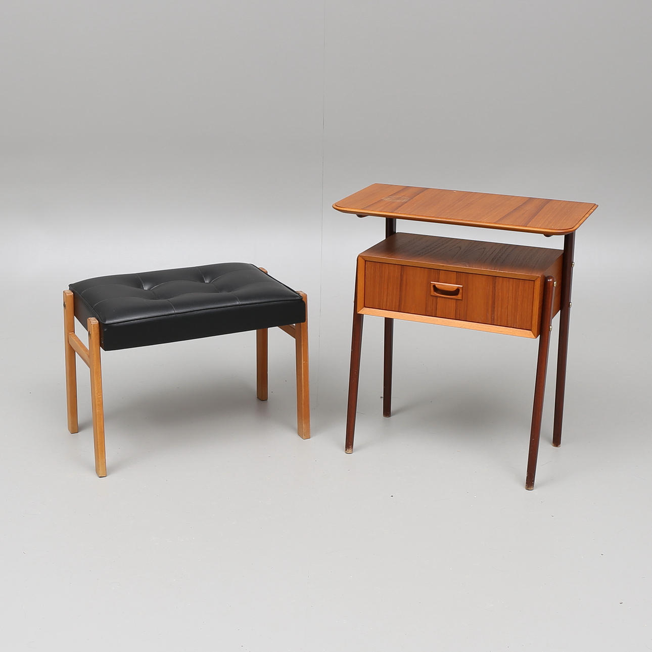 SÄNGBORD, teak, samt PALL, galonklädsel.