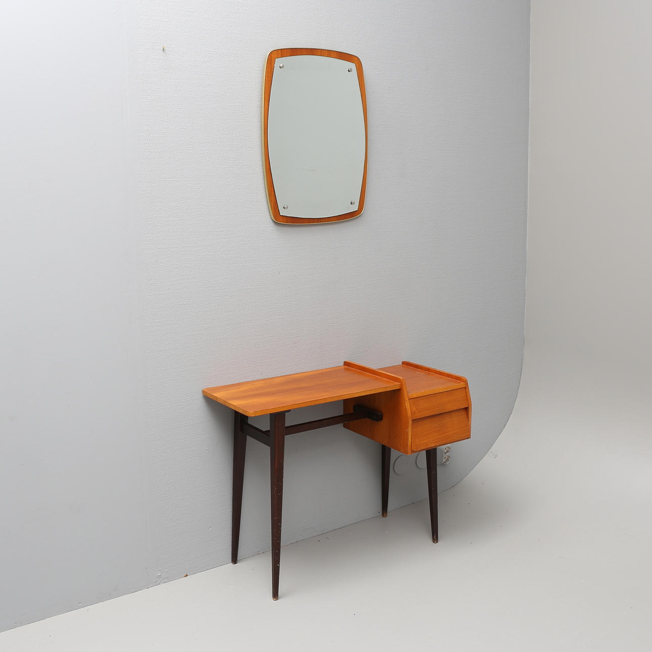 SMINKBORD samt SPEGEL med slipat glas, 1900-talets mitt.