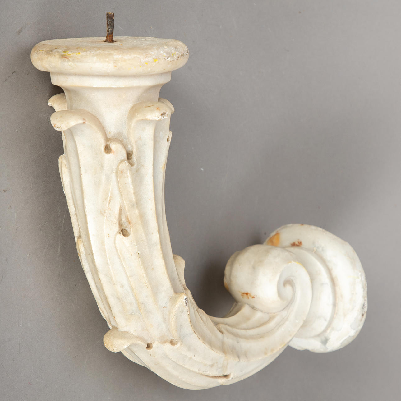 Polerad sandsten väggljusstake.