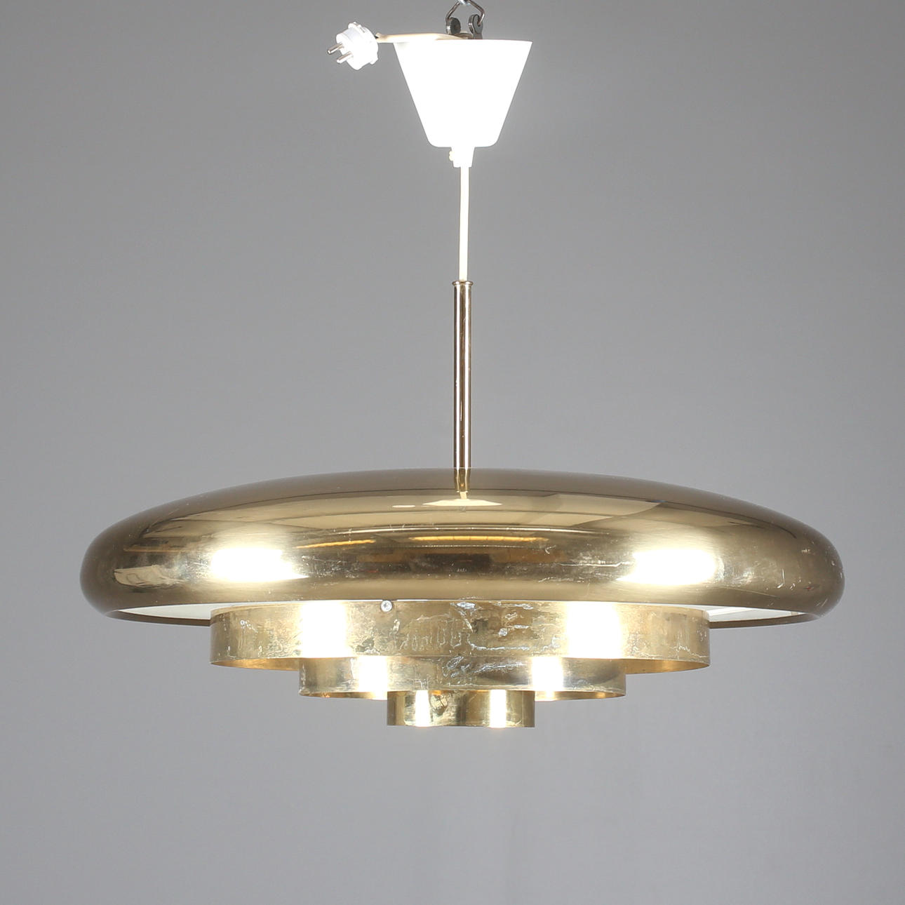 TAKLAMPA, plåt/gulmetall, 1900-talets andra hälft.