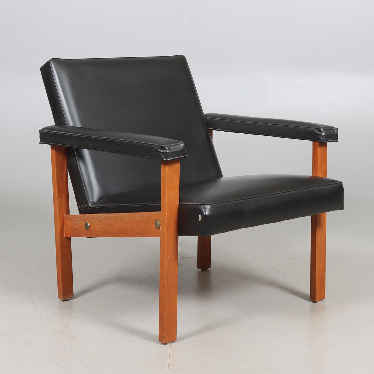 FÅTÖLJ, galon, lövträ, 1970-tal.